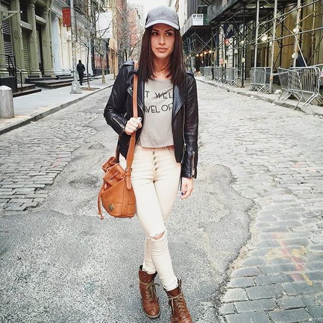 Obsessing over this customer snap of @_annieelise in our 'Eat Well,Travel Often Graphic' and 'Maggie Stretch Monroe Jeans' 🌿 Don't forget to hashtag your outfits with #merakimoon so we can see how cute YOU are in your pieces!